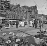 150084 Gezicht op een gedeelte van de voorgevel van het N.S.-station Amsterdam C.S. te Amsterdam.